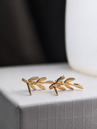 Arete de hojitas con diamantes naturales en oro 10k