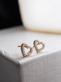 Arete corazón con diamantes naturales en oro 14k