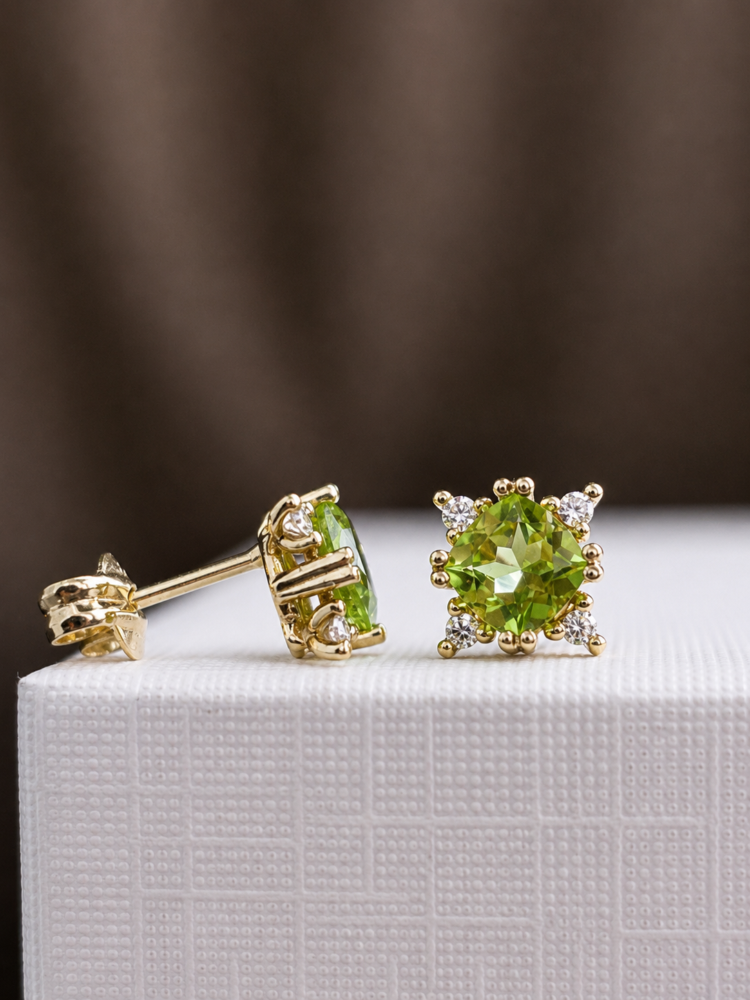 Arete de peridoto con 4 mini diamantes en oro 14k
