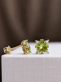Arete de peridoto con 4 mini diamantes en oro 14k