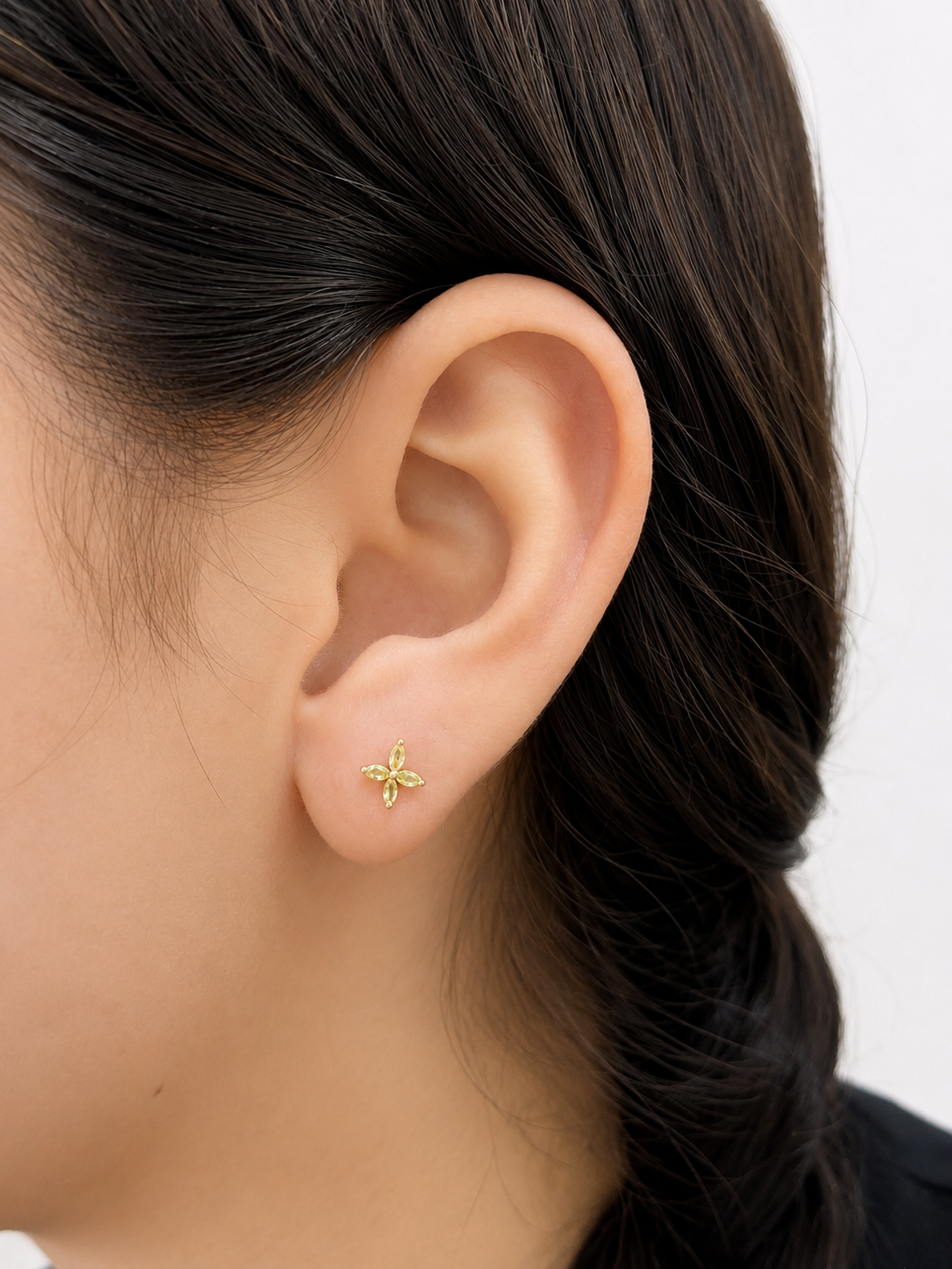 Arete flor de peridoto en oro 14k