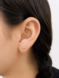 Arete flor de peridoto en oro 14k