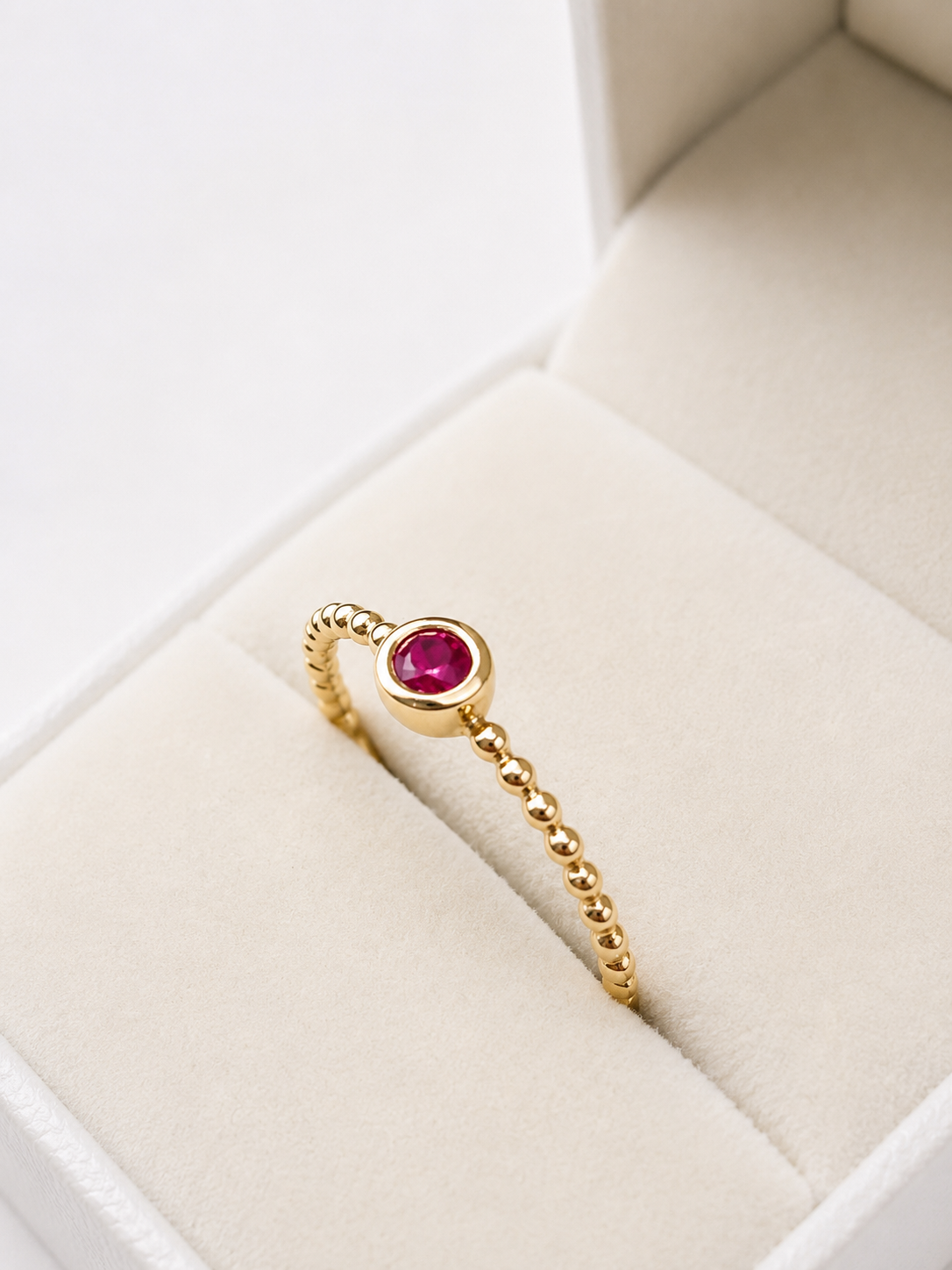 Anillo con mini rubi en oro 14k