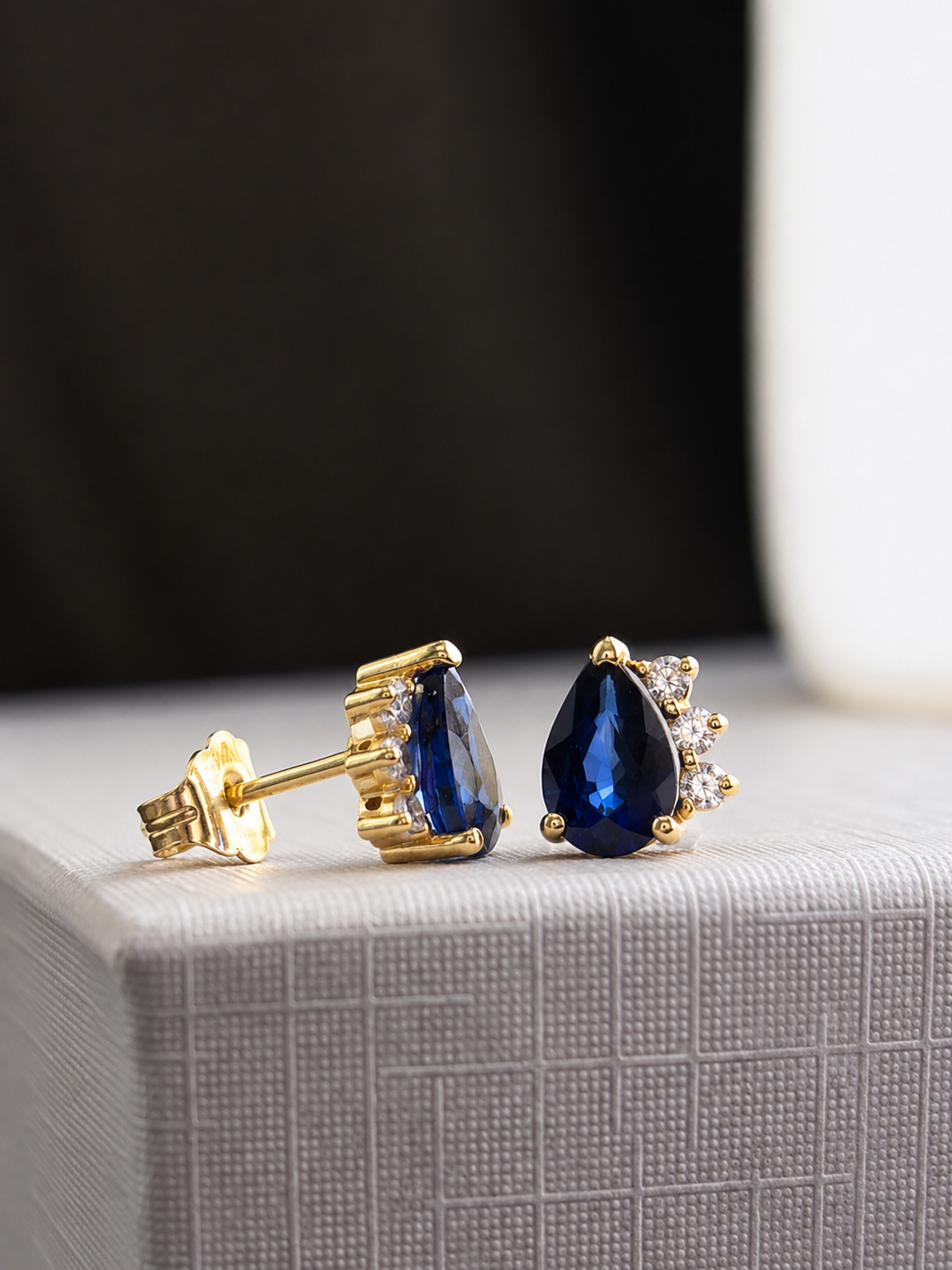 Arete gitano de zafiro con 3 mini diamantes en oro 14k