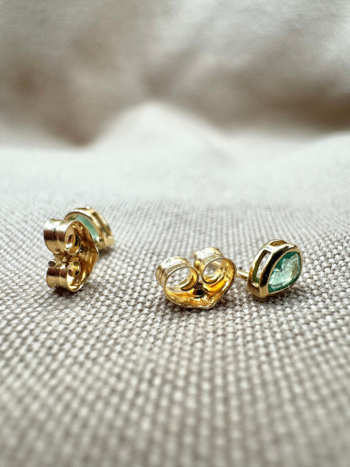 Arete gota de esmeralda