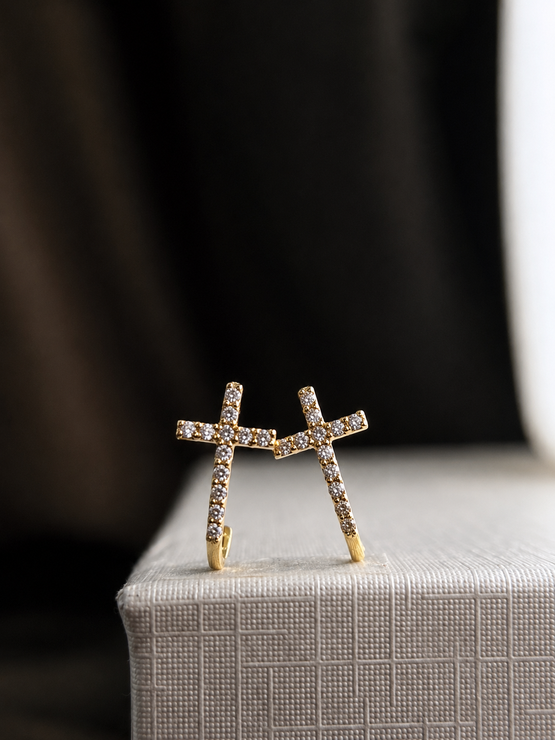 Aretes de cruz con diamantes naturales en oro 14k