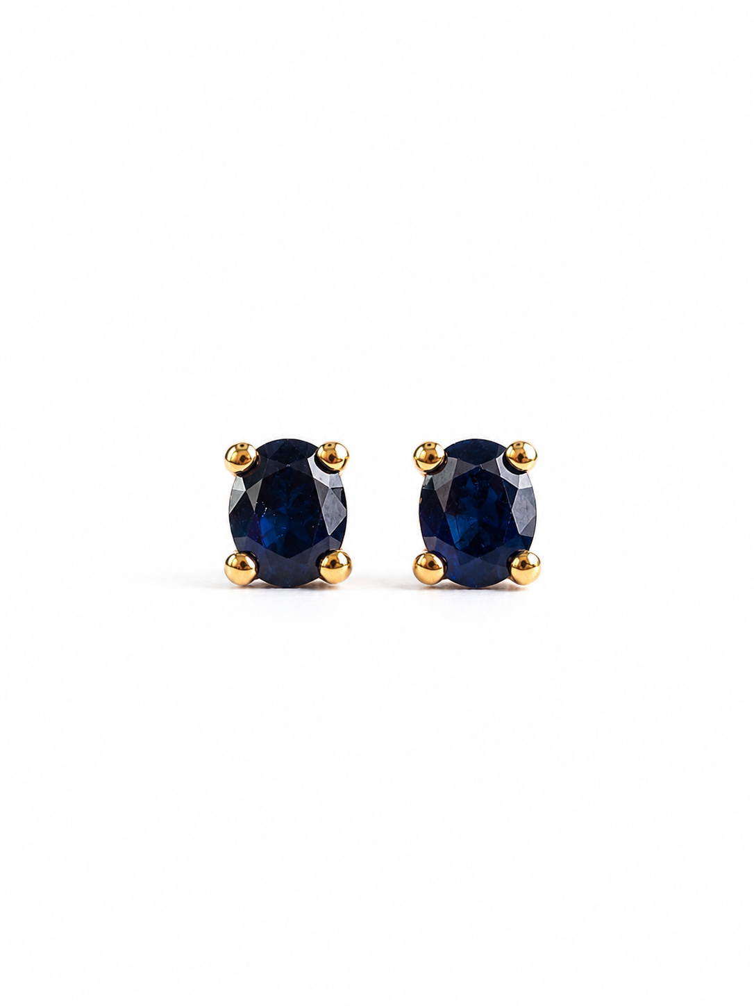 Arete oval zafiro natural en oro 10k