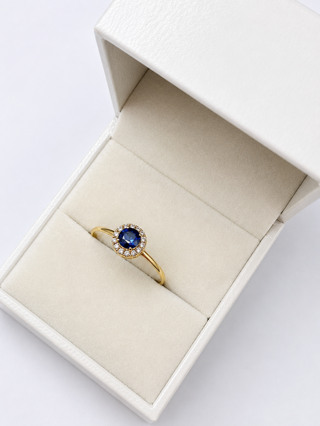 Anillo de zafiro con halo de diamantes en oro 14k