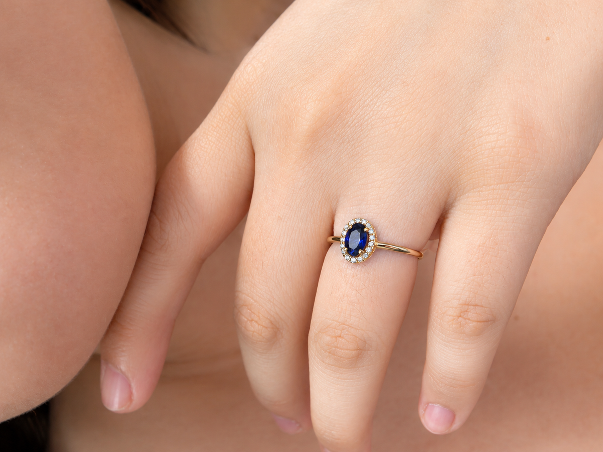 Anillo de zafiro oval con halo de diamantes en oro 14k