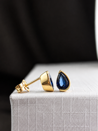 Arete gota de zafiro medio biselada en oro 14k