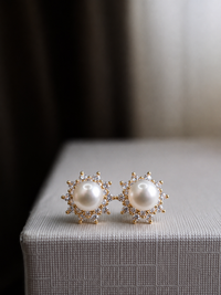 Aretes de perla con halo de diamantes en oro 14k