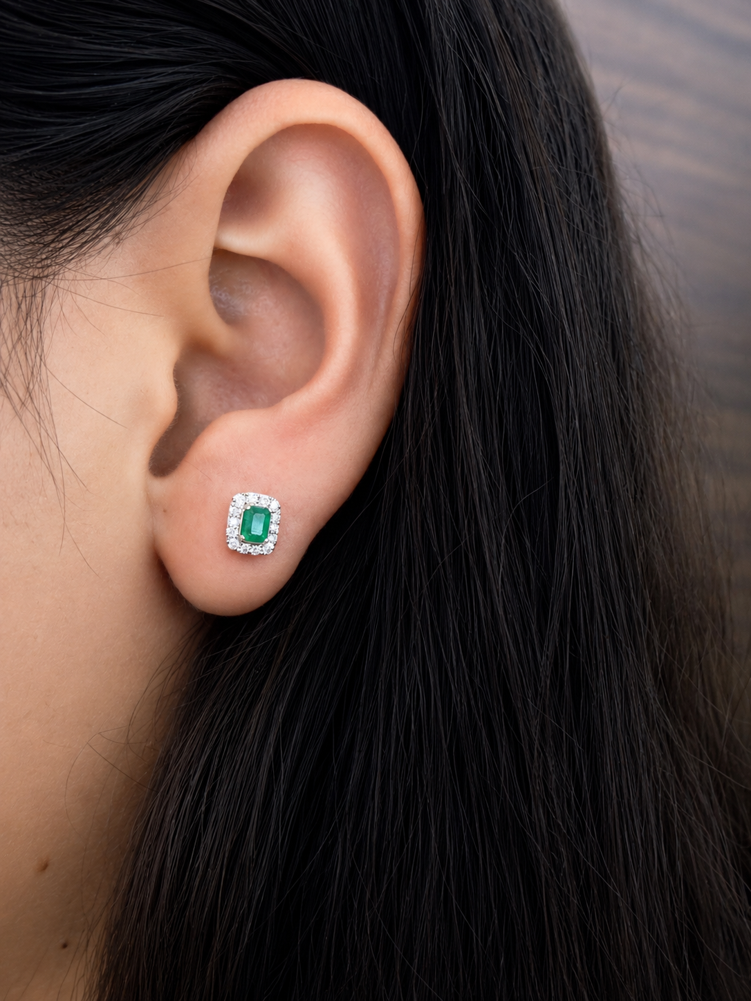 Arete de esmeralda con halo de diamantes en oro 14k