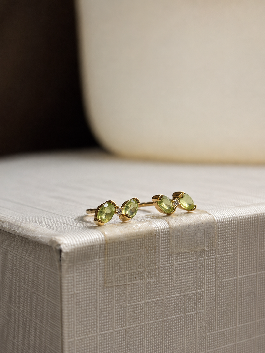 Arete moño de peridoto con un mini diamante en oro 14k