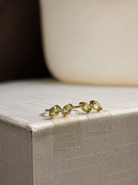 Arete moño de peridoto con un mini diamante en oro 14k