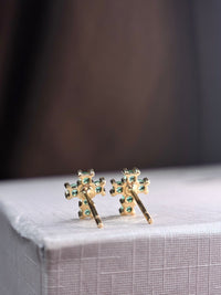 Arete cruz de esmeralda en oro 14k