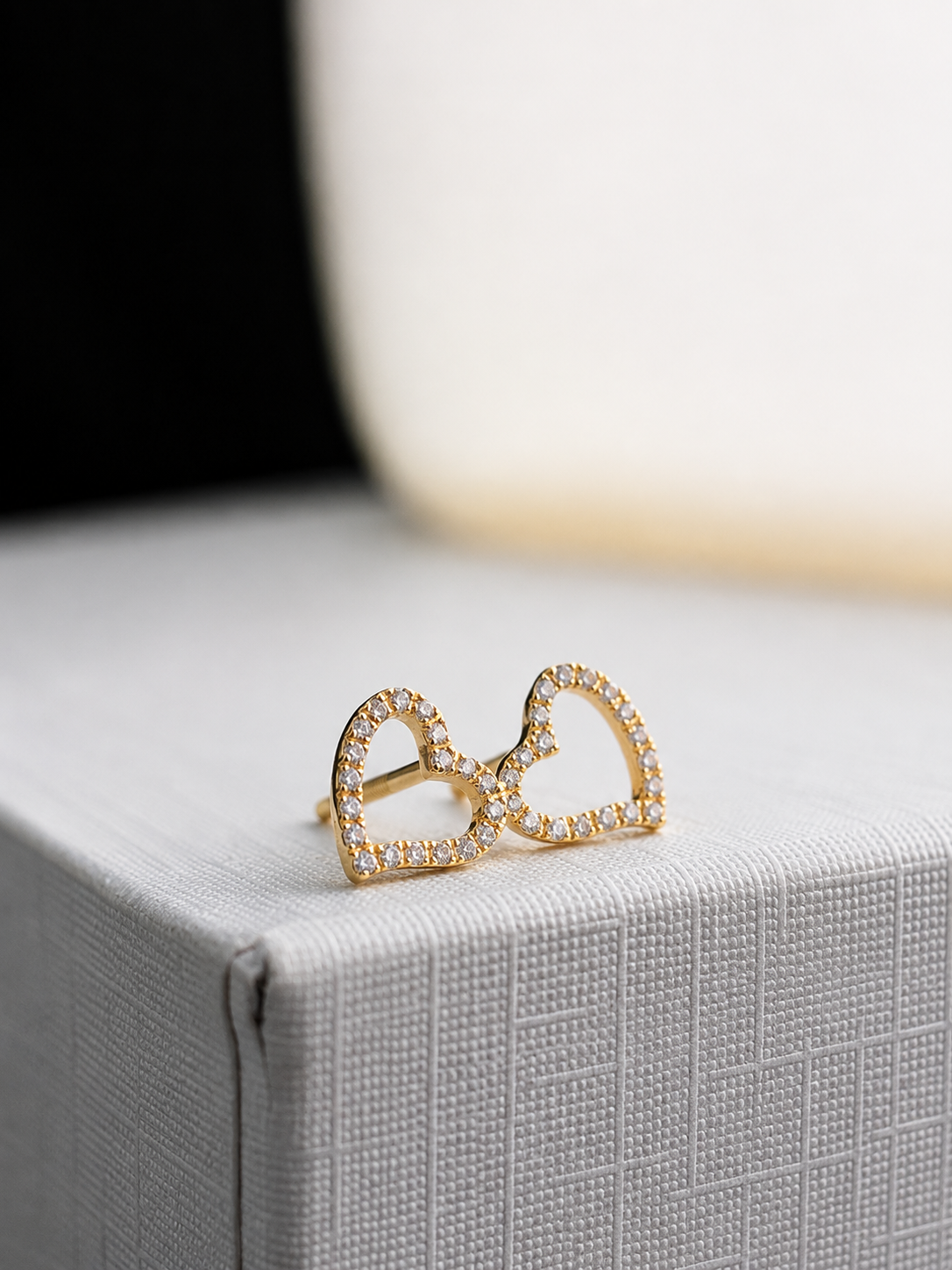 Arete corazón con diamantes naturales en oro 14k