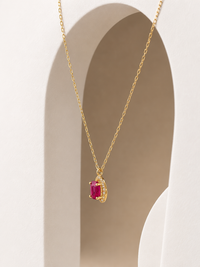 Gargantilla de rubí con halo de diamantes en oro 14k