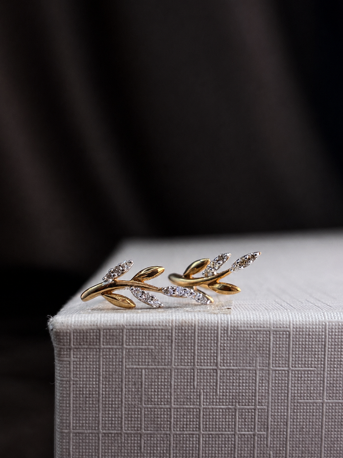 Arete de hojitas con diamantes naturales en oro 10k