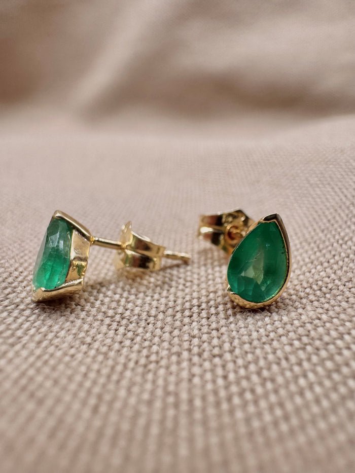 Arete de gota medio biselada esmeralda