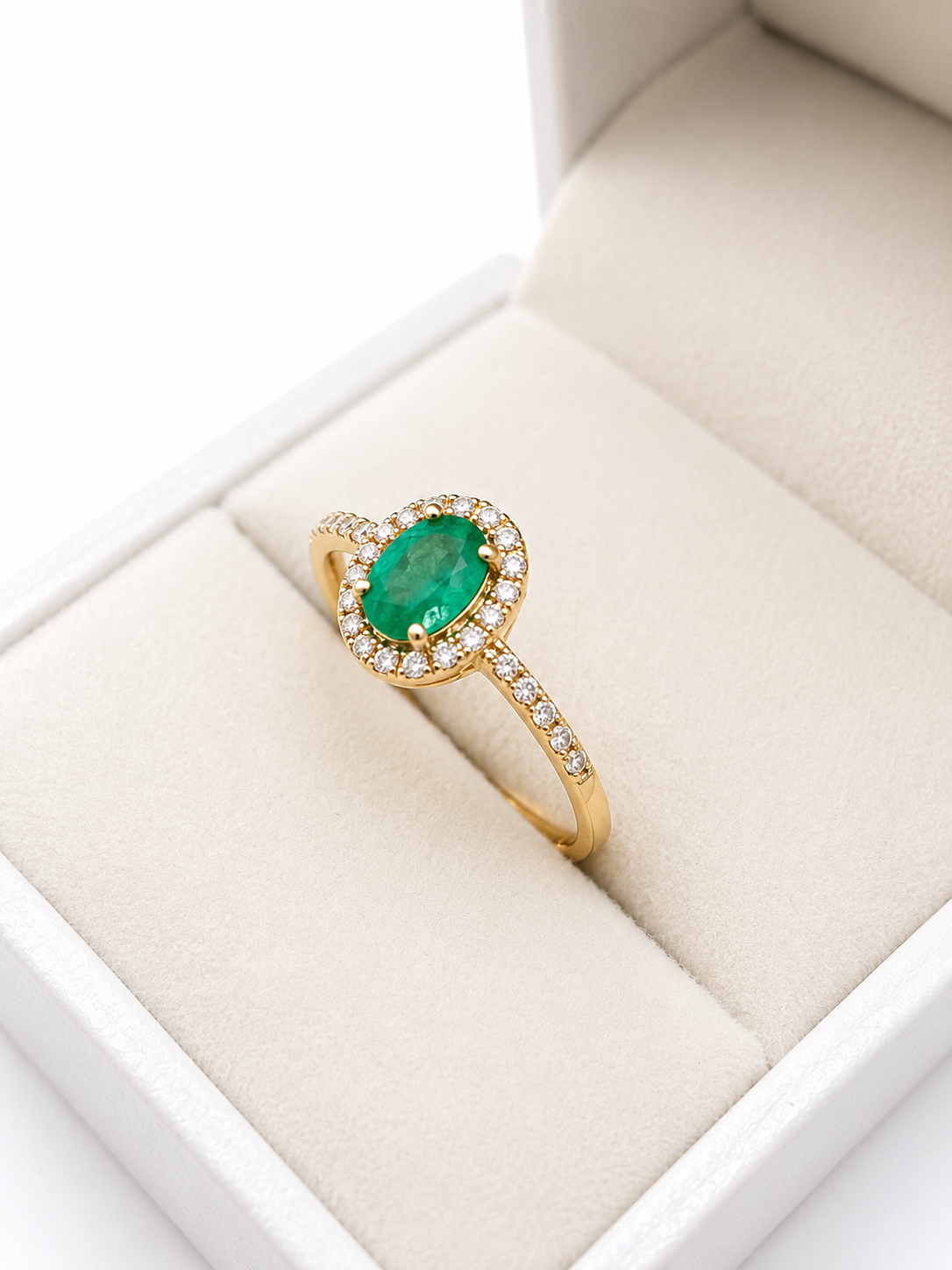 Anillo oval de esmeralda con halo de diamantes naturales en oro 14k