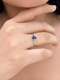 Anillo de zafiro gota en oro blanco 14k