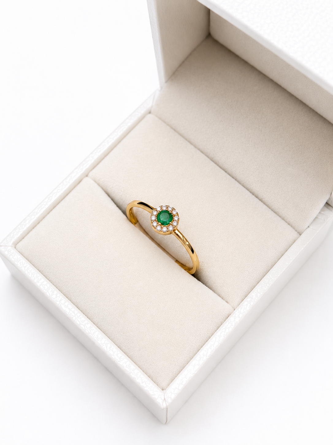 Anillo de mini esmeralda con halo de diamantes naturales en oro 14k