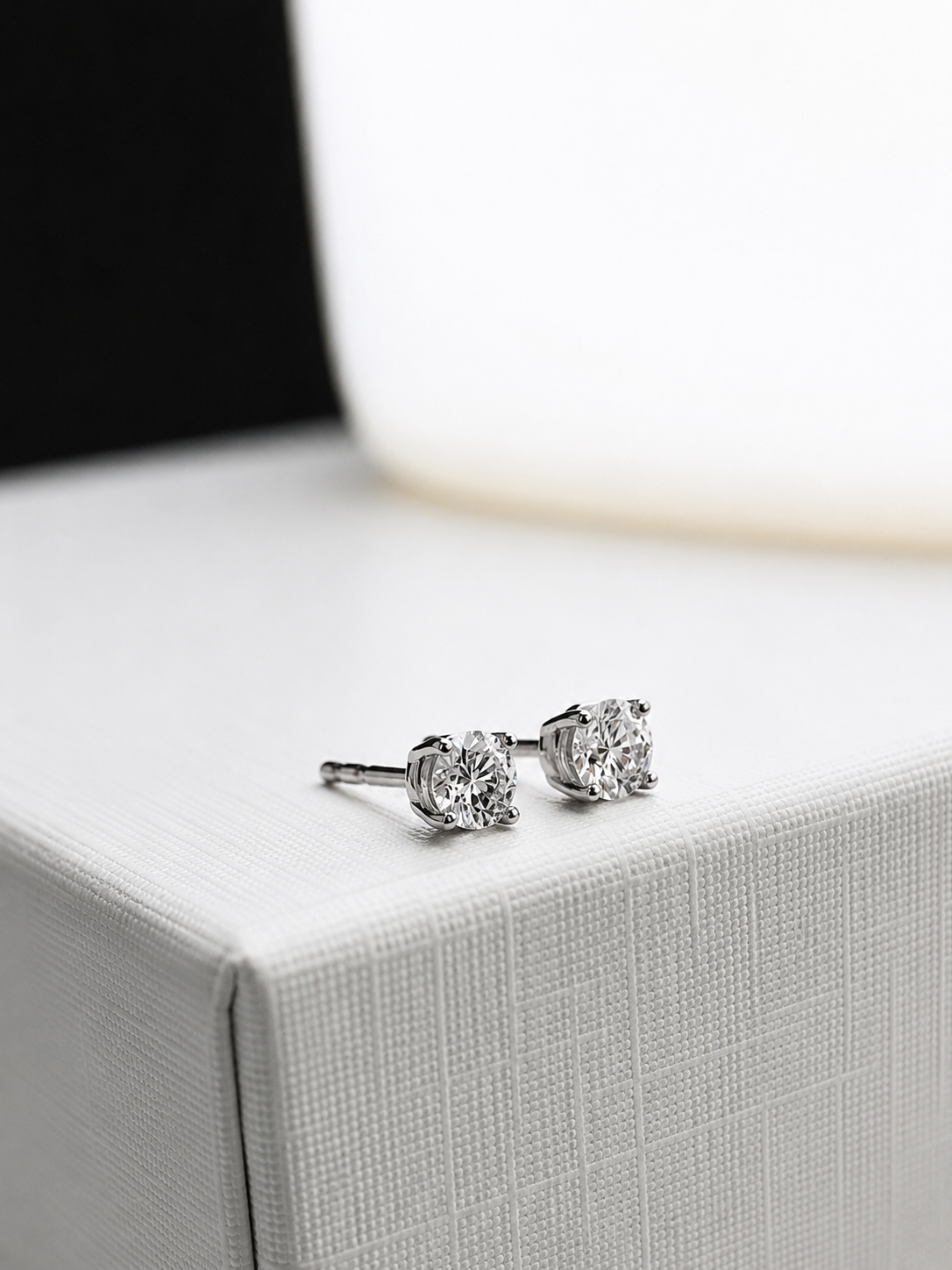 Aretes mini diamante natural en oro blanco 14k