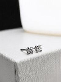 Aretes mini diamante natural en oro blanco 14k