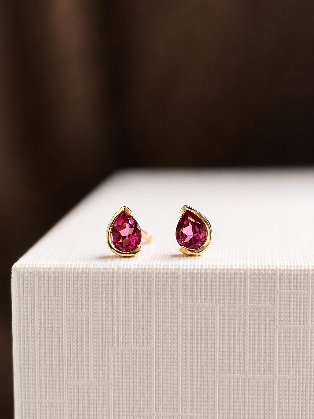 Arete mini gota Turmalina Rosa medio biselado en oro 14k
