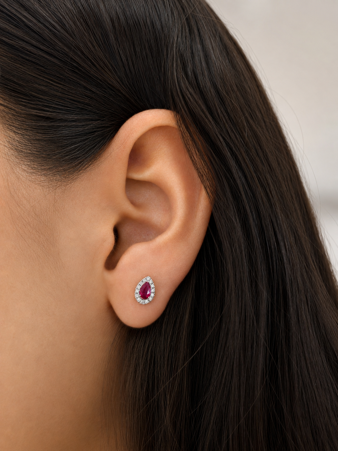Arete de gota Rubí con halo de diamantes en oro 10k