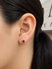 Arete oval de rubí con halo de diamantes en oro 14k