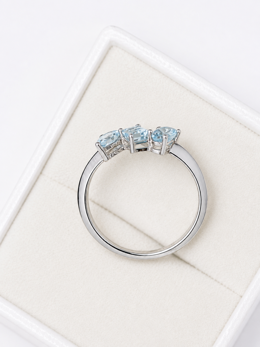 Anillo 3 aguamarina en oro blanco 14k