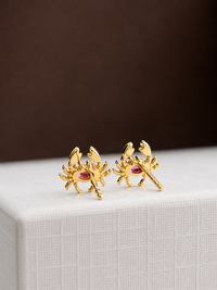 Arete cangrejo de rubí en oro 14k