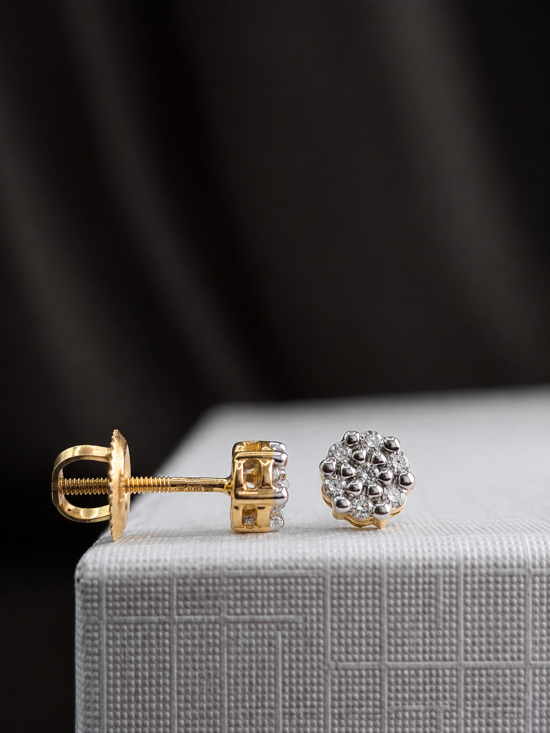 Aretes de diamantes naturales en oro 10k
