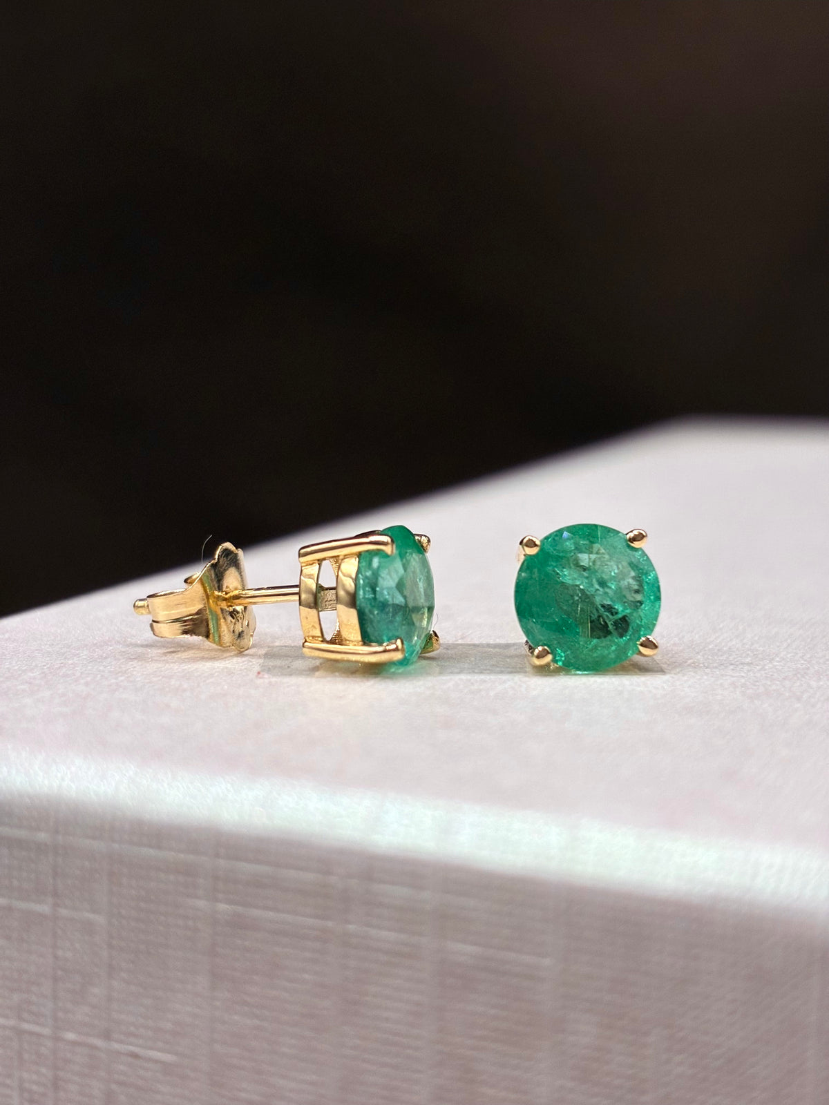 Aretes de esmeralda en oro 14k