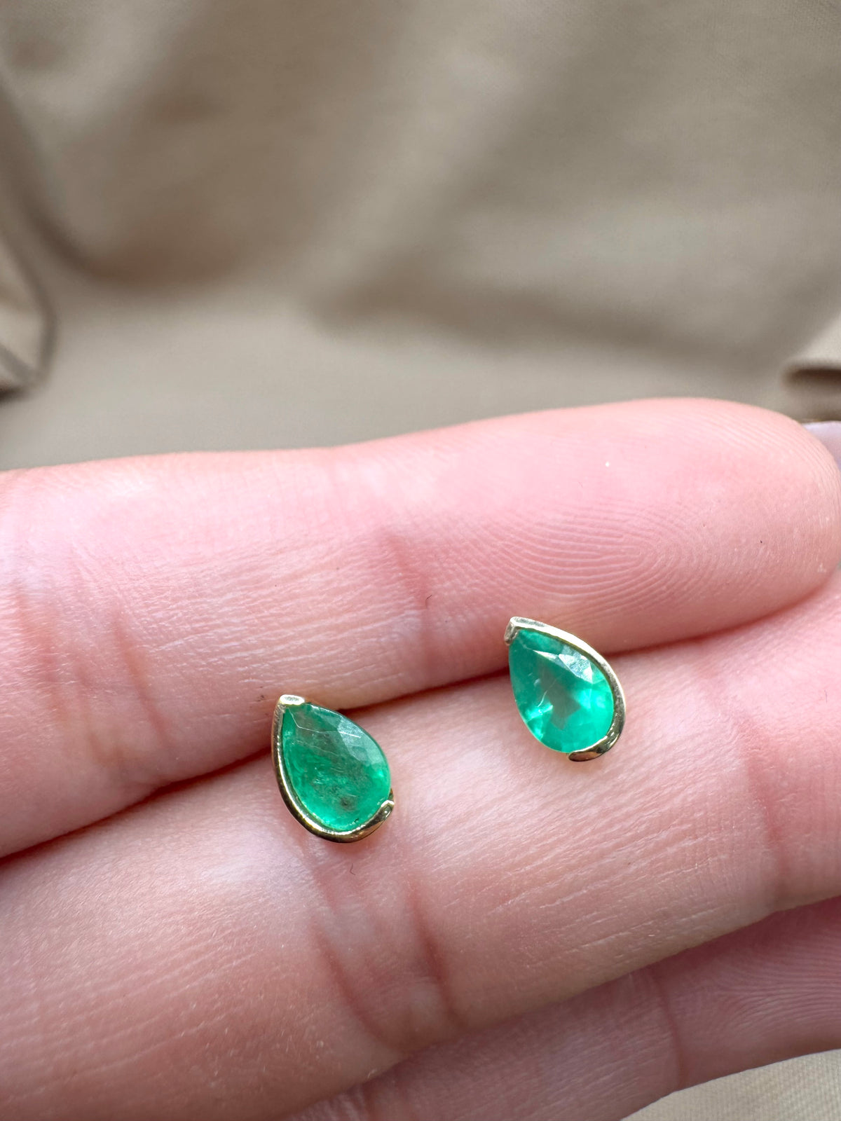 Arete de gota medio biselada esmeralda