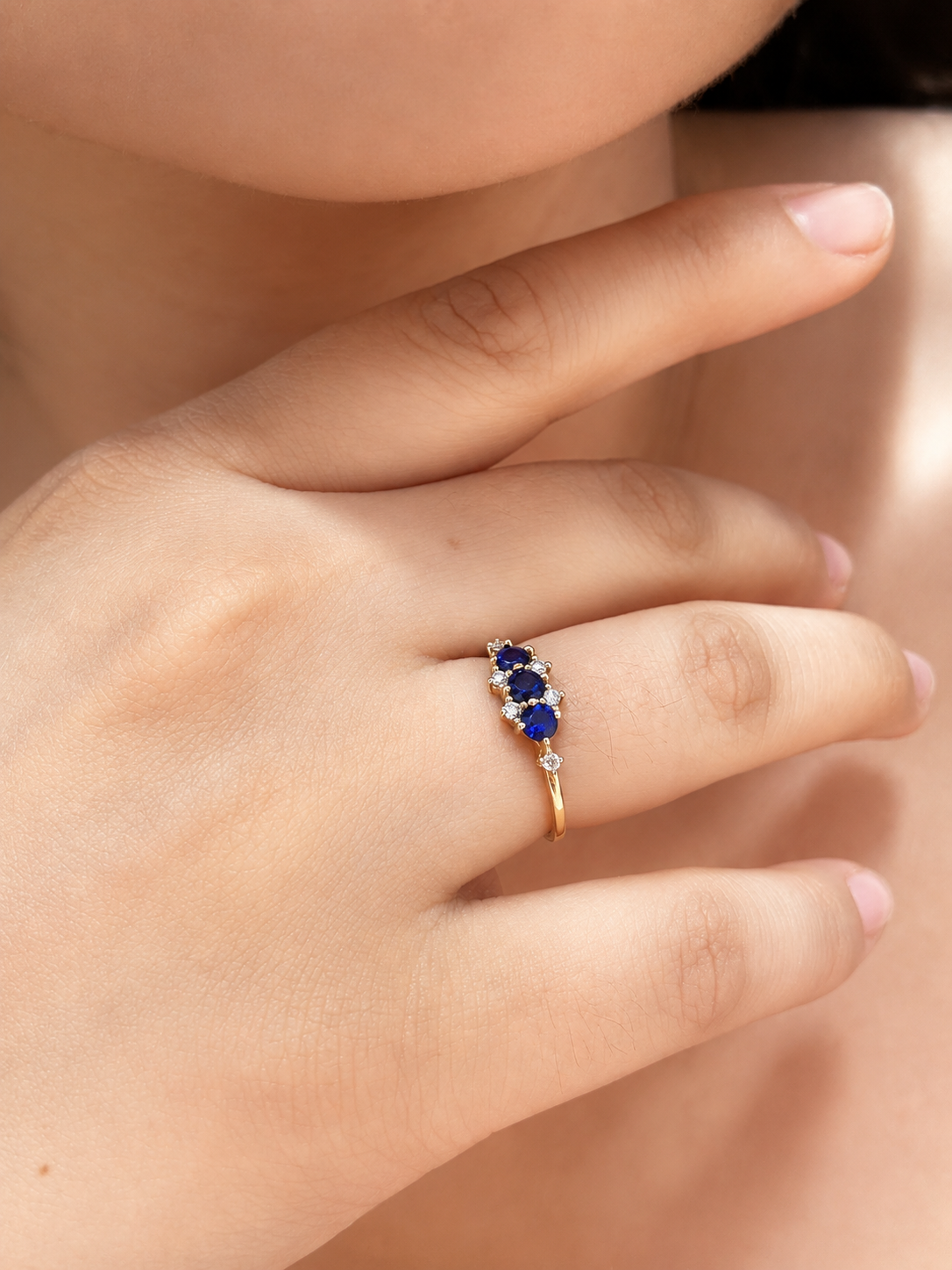 Anillo de 3 zafiros y diamantes en oro 14k