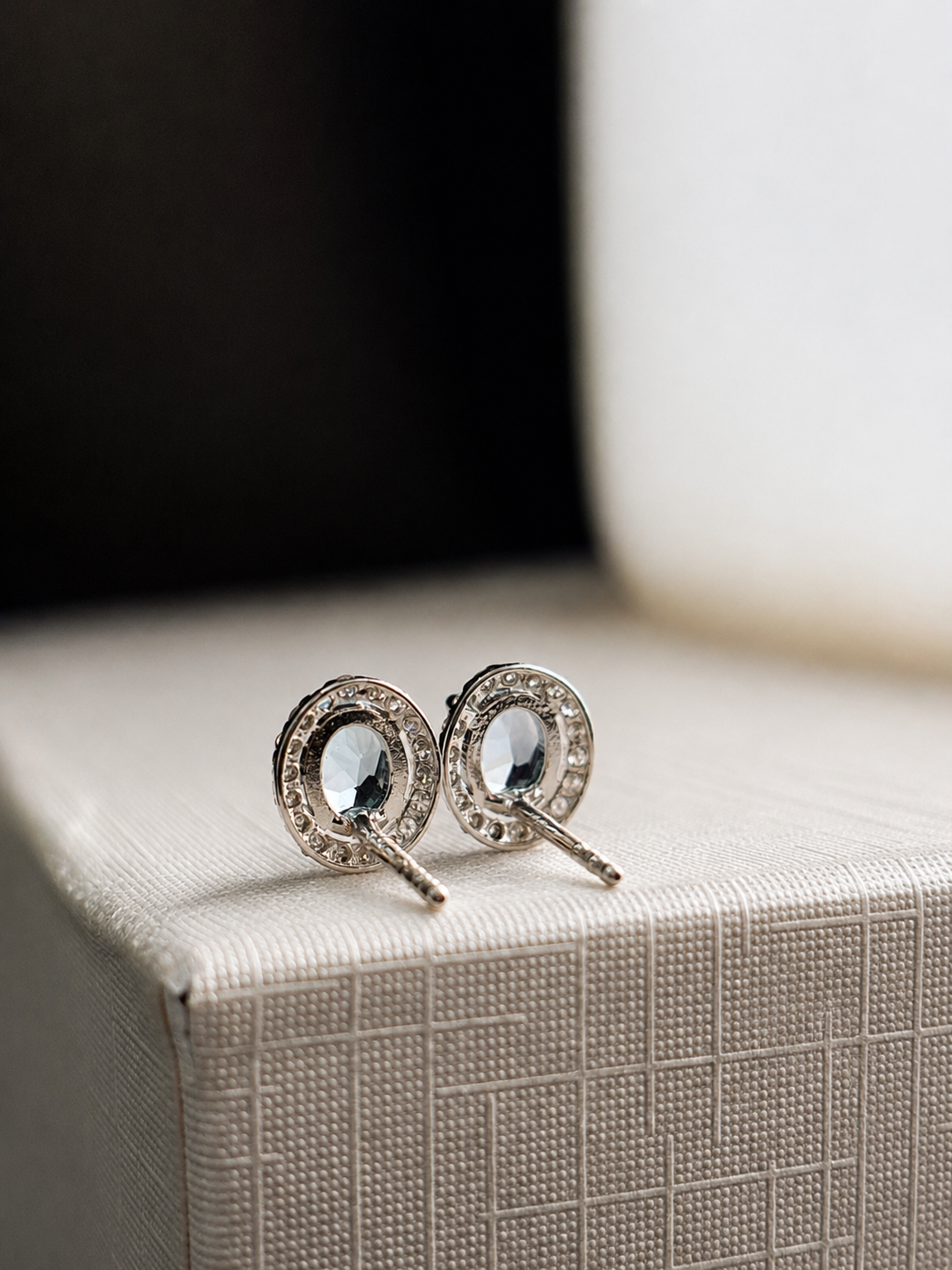 Arete oval de aguamarina con halo de diamantes en oro blanco 14k