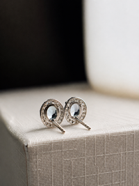 Arete oval de aguamarina con halo de diamantes en oro blanco 14k