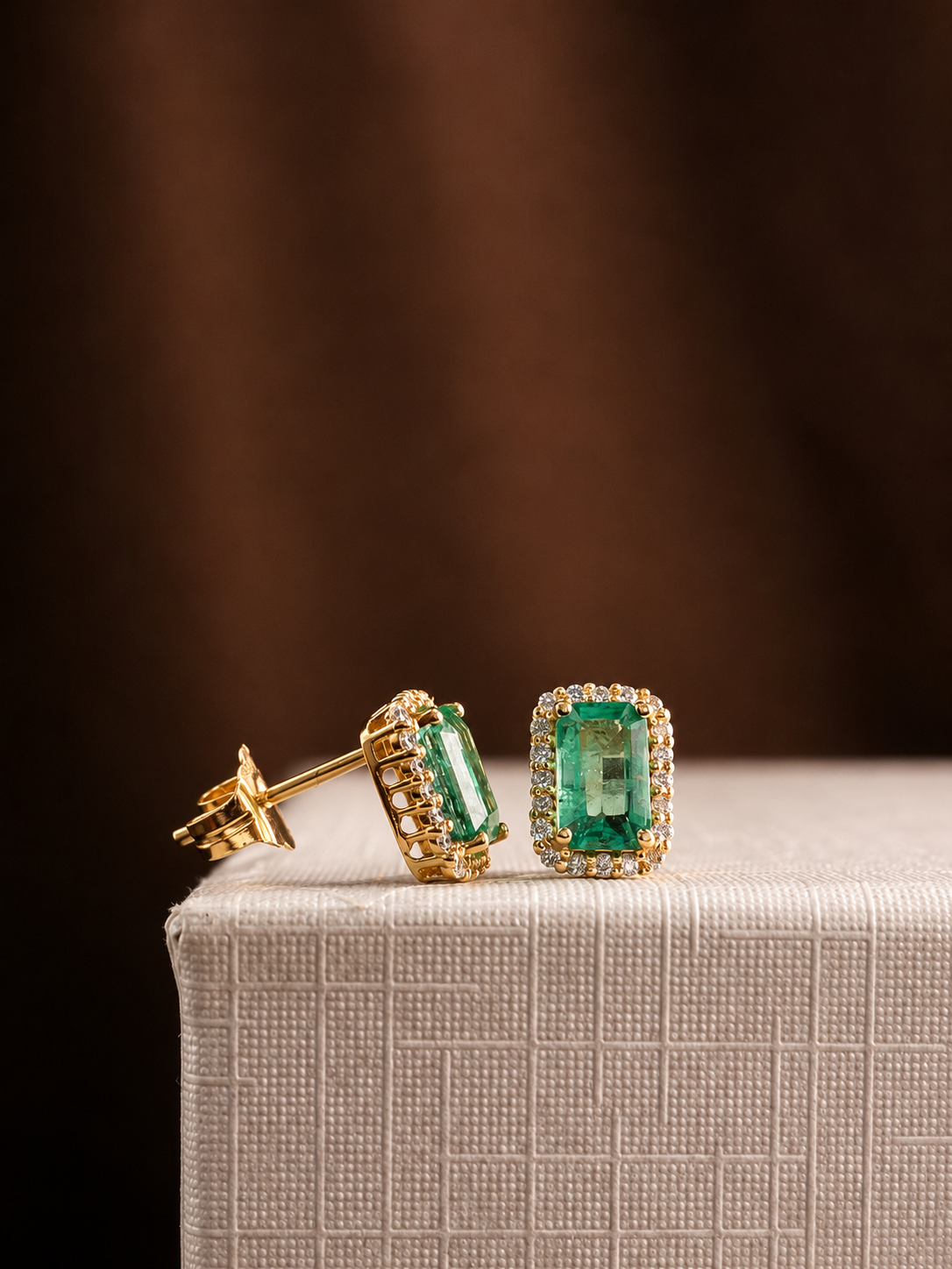 Aretes de esmeralda con halo de diamantes en oro 14k