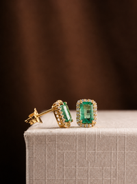 Aretes de esmeralda con halo de diamantes en oro 14k