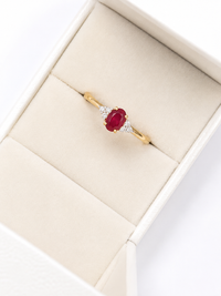 Anillo de rubi oval con diamantes en oro 14k
