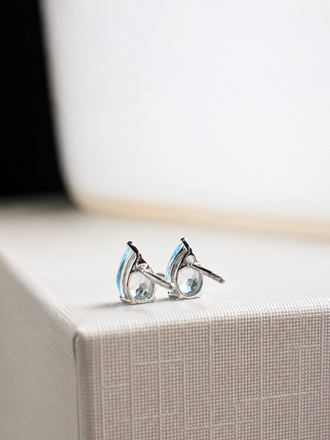 Aretes gota de aguamarina en oro blanco 14k