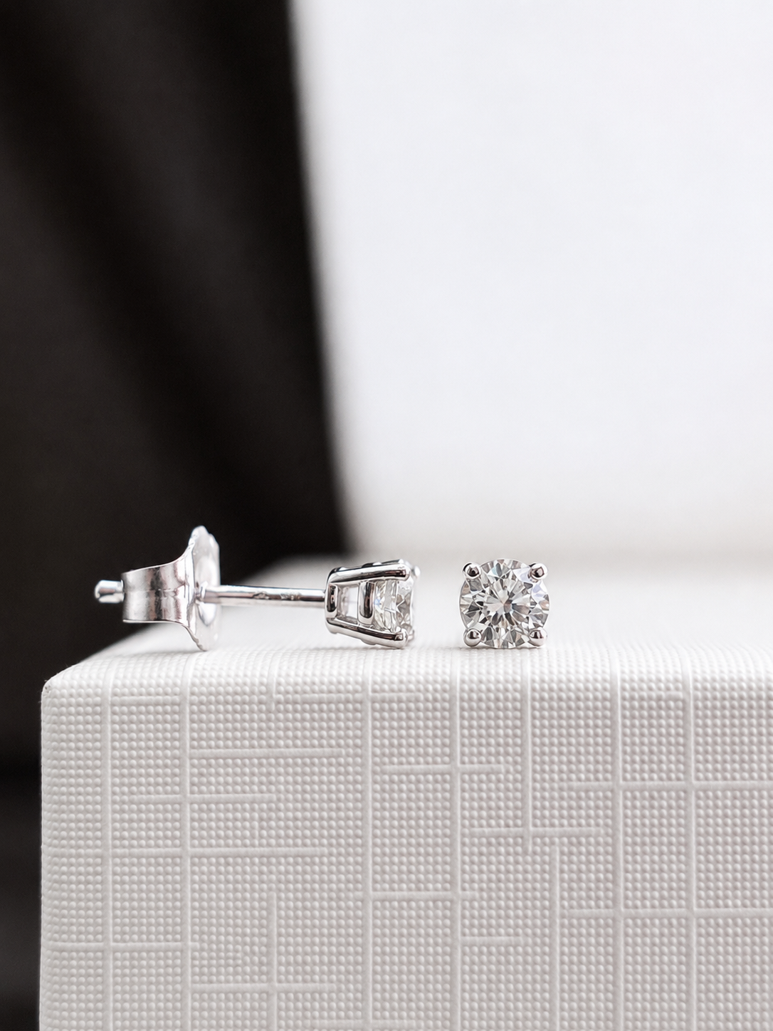 Aretes mini diamante natural en oro blanco 14k