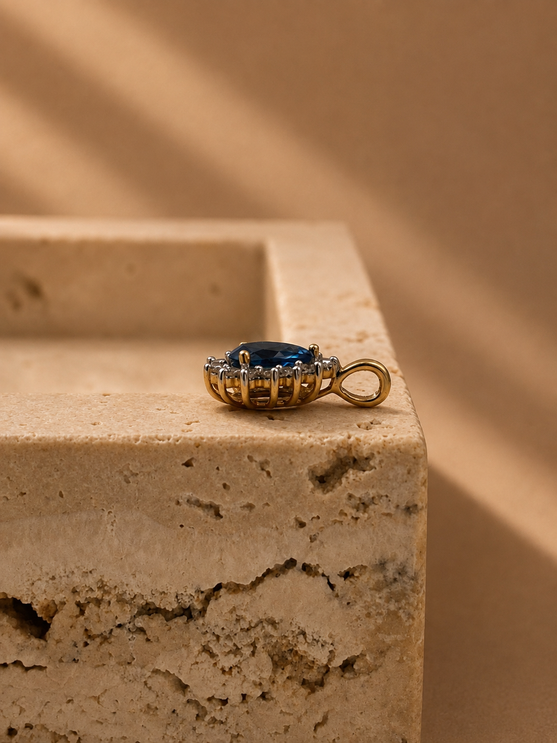 Dije de zafiro con halo de diamante en oro de 14k