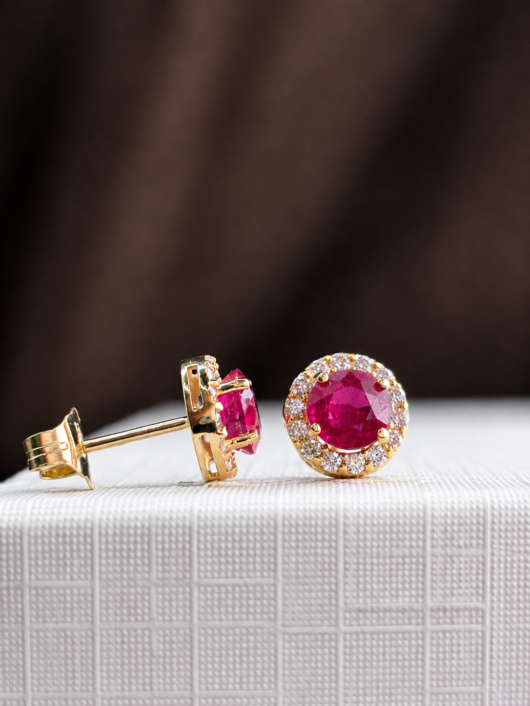 Arete de rubí con halo de diamantes en oro 14k