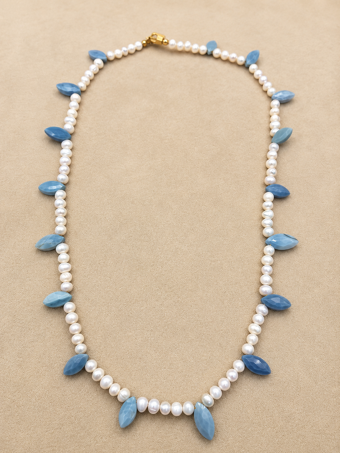 Collar de perla natural y  ópalo azul con broche de oro 10k