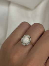 Anillo en oro amarillo y diamantes con ópalo natural