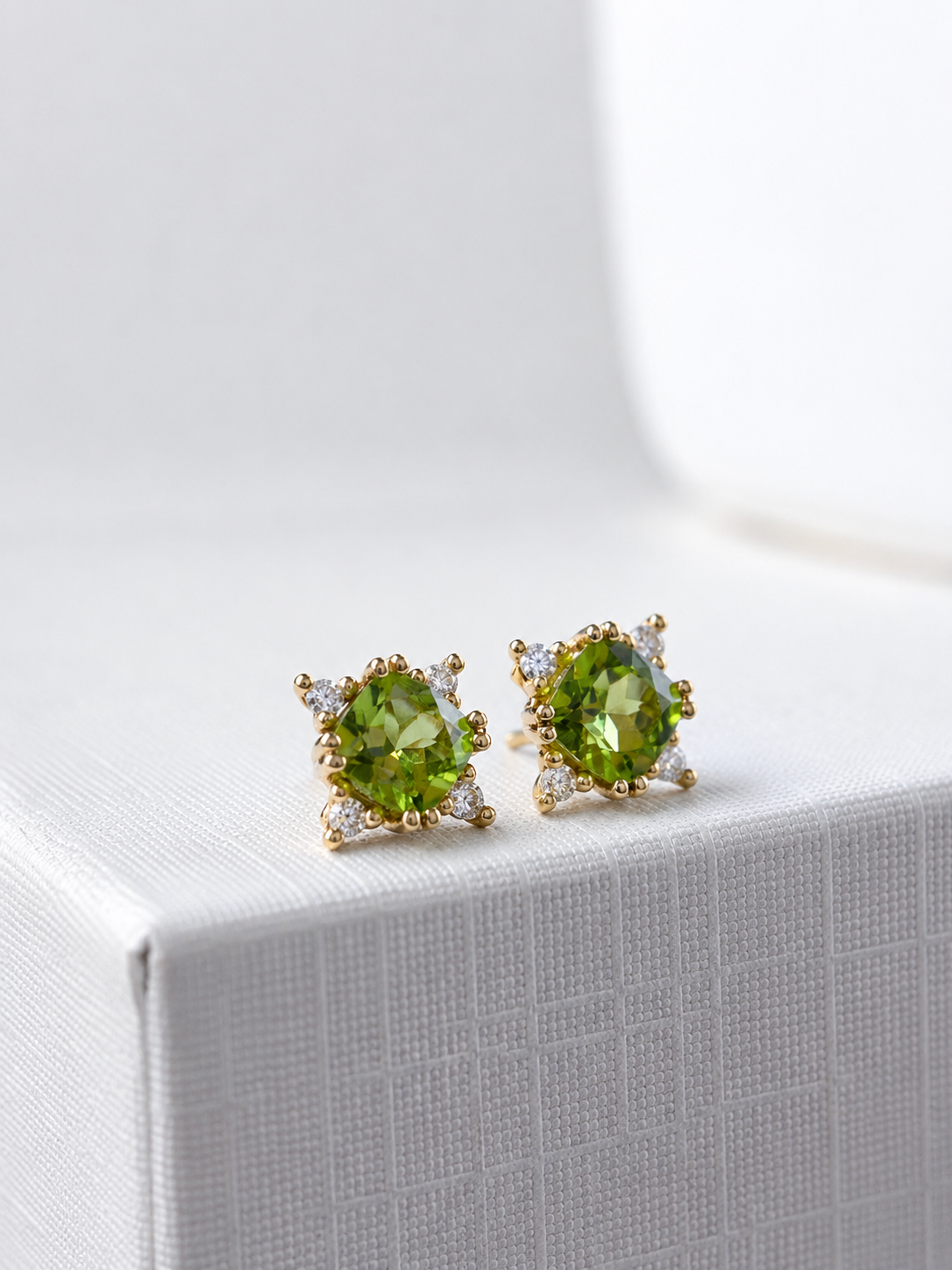 Arete de peridoto con 4 mini diamantes en oro 14k
