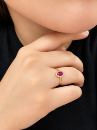 Anillo de rubi oval con halo de diamantes en oro 14k